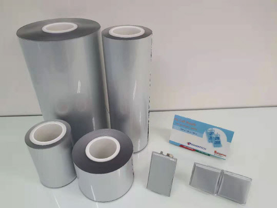 국내 중소기업인 디아인텍이 개발한 파우치형 이차전지 배터리용 필름. 이 업체는 지난해 이 제품을 개발해 중국 9개 등 총 13개 배터리 업체에 품질 승인을 받았다. <디아인텍 제공>